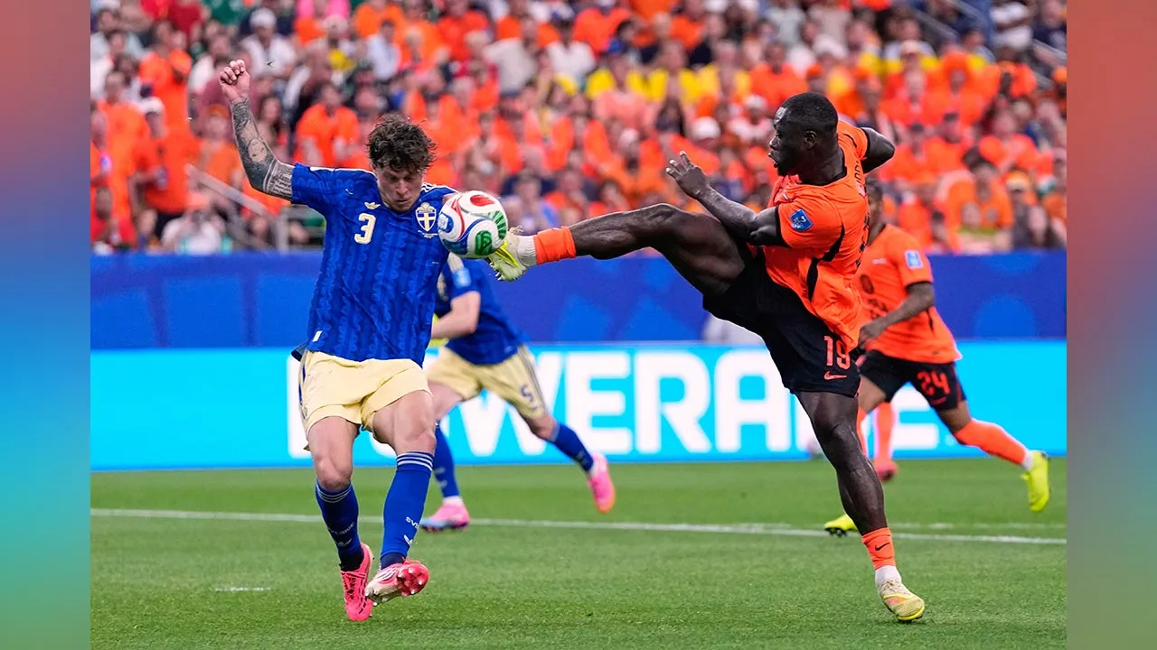 Netherlands' Brian Brobbey vies for the ball with Sweden's Victor Lindelof, left, during the World Cup Group F soccer match between the Netherlands and Sweden in Houston, Saturday, June 20, 2026. (AP Photo/Ashley Landis)