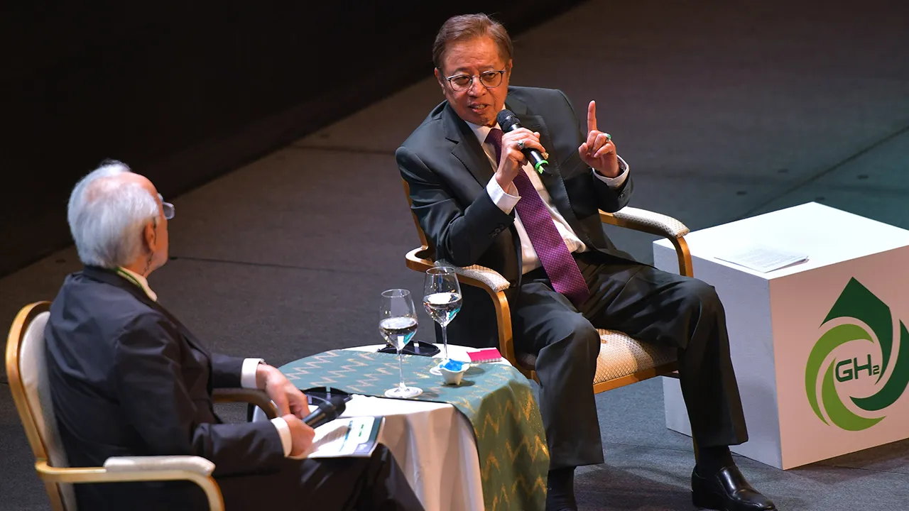 KUCHING, 9 Jun -- Sarawak Premier Tan Sri Abang Johari Tun Openg (right) during a dialogue session at the opening ceremony of the Asia Pacific Green Hydrogen Conference & Exhibition (APGH) 2026 here today.  --fotoBERNAMA (2026) COPYRIGHT RESERVED