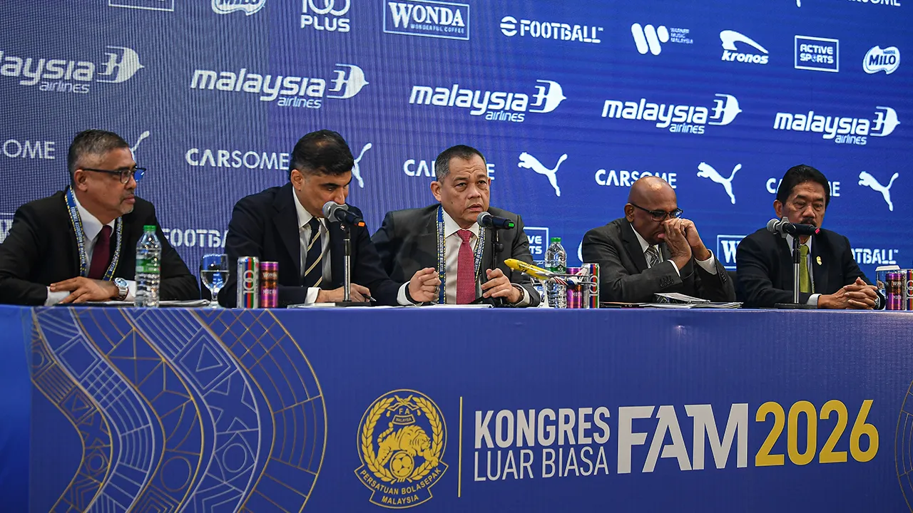KUALA LUMPUR, 4 Jun -- Presiden Kehormat Persatuan Bola Sepak Malaysia (FAM) Tan Sri Hamidin Mohd Amin (tiga,kiri) bersama Setiausaha Agung Konfederasi Bolasepak Asia (AFC), Datuk Seri Windsor Paul John (dua,kanan) bercakap pada sesi Sidang Akhbar selepas Majlis Kongres Luar Biasa FAM 2026 hari ini.  Turut hadir Timbalan Setiausaha Agung Konfederasi Bolasepak Asia (AFC), Vahid Kardany.  -- fotoBERNAMA (2026) HAK CIPTA TERPELIHARA