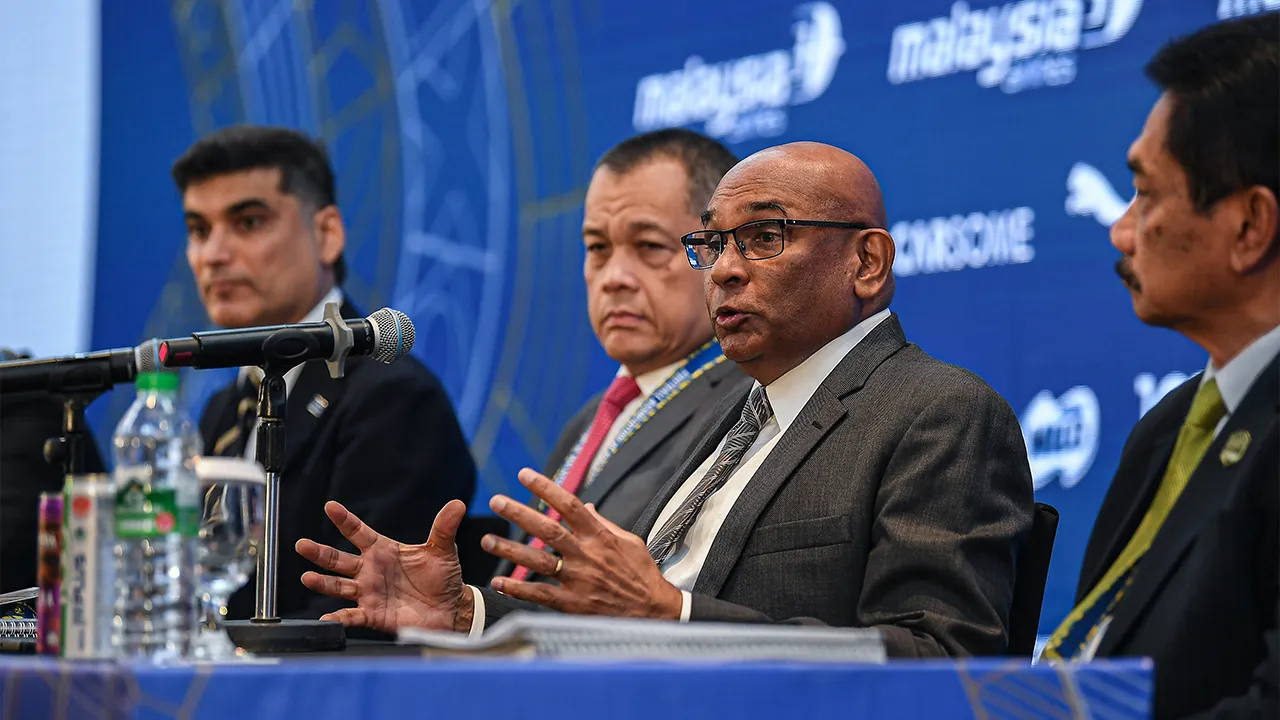 KUALA LUMPUR, 4 Jun -- Presiden Kehormat Persatuan Bola Sepak Malaysia (FAM) Tan Sri Hamidin Mohd Amin (dua,kiri) bersama Setiausaha Agung Konfederasi Bolasepak Asia (AFC), Datuk Seri Windsor Paul John (dua,kanan) bercakap pada sesi Sidang Akhbar selepas Majlis Kongres Luar Biasa FAM 2026 hari ini.  Turut hadir Timbalan Setiausaha Agung Konfederasi Bolasepak Asia (AFC), Vahid Kardany.  -- fotoBERNAMA (2026) HAK CIPTA TERPELIHARA