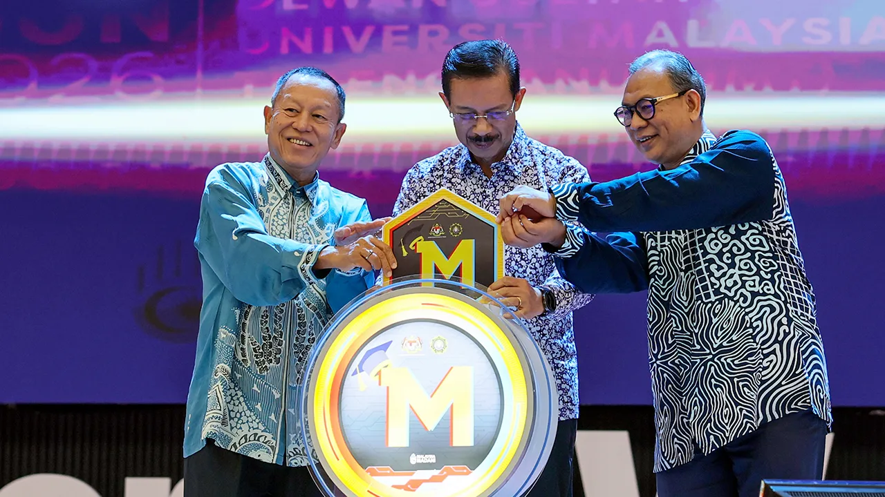 KUALA NERUS, 6 Jun -- Pro Canselor Universiti Malaysia Terengganu (UMT) merangkap Pangerusi Lembaga Kumpulan Wang Simpanan Pekerja (KWSP) bersama Ketua Pesuruhjaya Suruhanjaya Pencegahan Rasuah Malaysia (SPRM), Datuk Seri Abd Halim Aman (kiri) melancarkan Aplikasi digital dikenali sebagai MACCAMPUS pada Program Literasi Kewangan Integriti @ Antirasuah Mahasiswa 2026 di UMT, hari ini.  Turut sama Naib Canselor UMT Prof Dr Mohd Zamri Ibrahim.  Inisiatif itu mencerminkan komitmen berterusan SPRM dalam mendekat