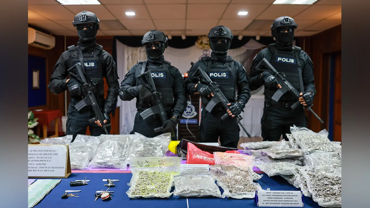 KUALA TERENGGANU, 21 Jun -- Rampasan dadah yang dipamerkan pada sidang media oleh Ketua Polis Terengganu Datuk Mohd Khairi Khairudin di sini hari ini.  Polis menahan dua beradik kerana disyaki menjadikan rumah mereka di Kampung Duyong Besar di sini, sebagai tempat penyimpanan dadah bernilai RM1.76 juta, Ahad lepas.  -- fotoBERNAMA (2026) HAK CIPTA TERPELIHARA