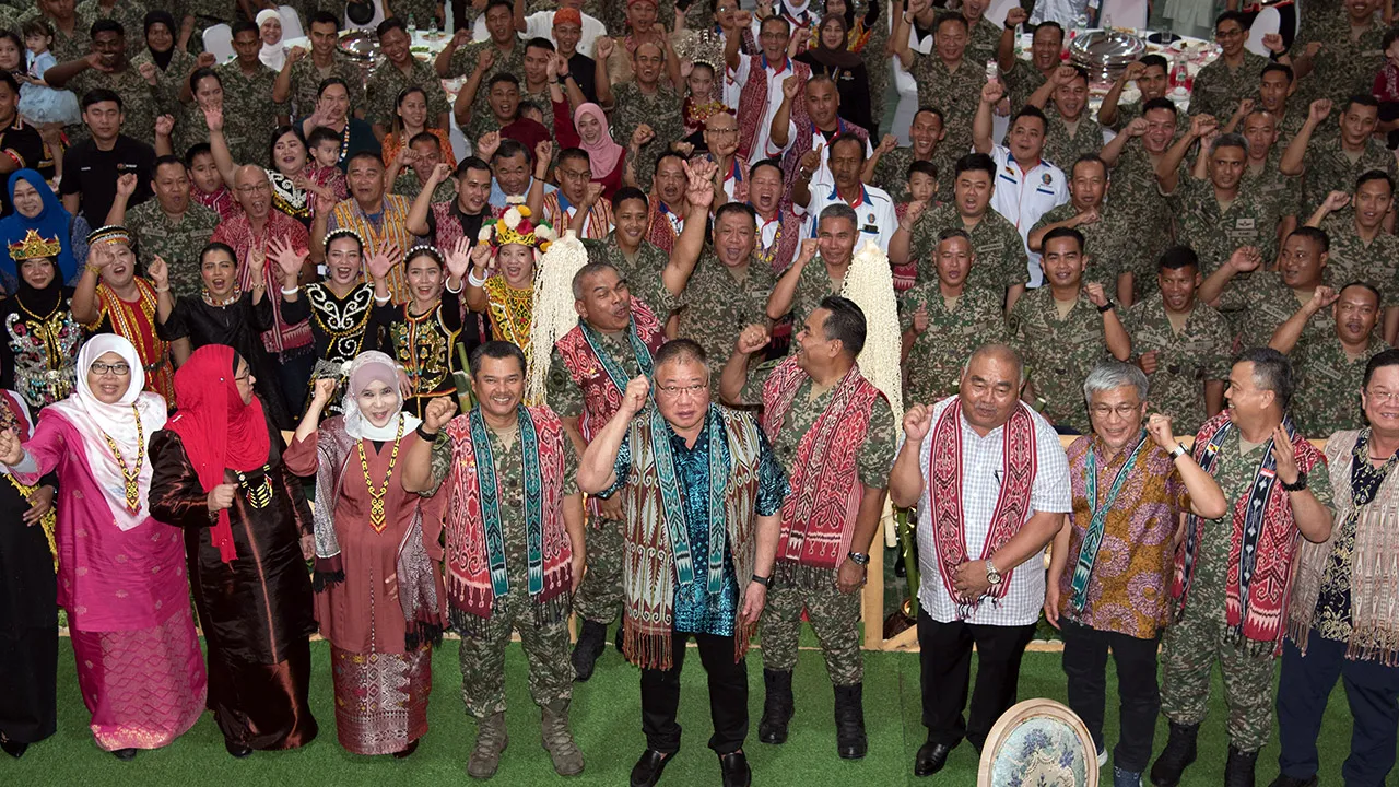 SIBU,13 Jun -- SIBU,13 Jun: Menteri Pelancongan, Datuk Seni dan Budaya Seri Tiong King Sing (tengah) bersama warga tentera darat di Dewan Dewan RASCOM, Kem RASCOM, 9 Briged, Sibu melaungkan Ooooaaaa Selamat Menyambut Hari Gawai pada majlis sambutan Hari Gawai Sempena Program Jelajah Wira Madani Tahun 2026 Tentera Darat Malaysia.  Turut hadir Timbalan Menteri Pendidikan, Inovasi dan Pembangunan Bakat Sarawak, Datuk Dr.Annuar Rapaee dan Panglima Medan Timur Tentera Darat (PMT TD), Lt Jen Dato’ Mohd Sofi Md Le