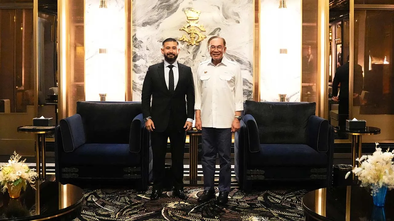 PERTEMUAN PEMANGKU SULTAN JOHOR DAN PERDANA MENTERI BERLANGSUNG DALAM SUASANA MESRA DYAM Tunku Mahkota Ismail, Pemangku Sultan Johor terima mengadap YAB Dato’ Seri Anwar Ibrahim, Perdana Menteri. Dalam sesi mengadap, Tunku Mahkota Ismail dan Datuk Seri Anwar turut bertukar pandangan mengenai pelbagai perkara berkaitan kepentingan rakyat, pembangunan serta kesejahteraan rakyat. Pertemuan YAB Perdana Menteri bersama Pemangku Sultan Johor berlangsung di Istana Bukit Tunku, Kuala Lumpur pada hari ini (22 Jun). 