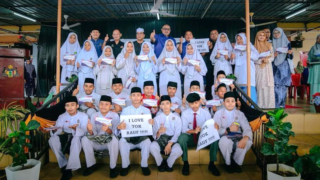 12 Jun 2026 - Alhamdulillah, pada penghulu segala hari ini saya bersama barisan kepimpinan Negeri Melaka berpeluang menyantuni lebih 1,200 pelajar hebat SMK Sultan Alauddin dalam Program Motivasi Kecemerlangan Pelajar dan Penyerahan Sumbangan Bantuan Persekolahan Yayasan Pelajaran Mara-YPM. 