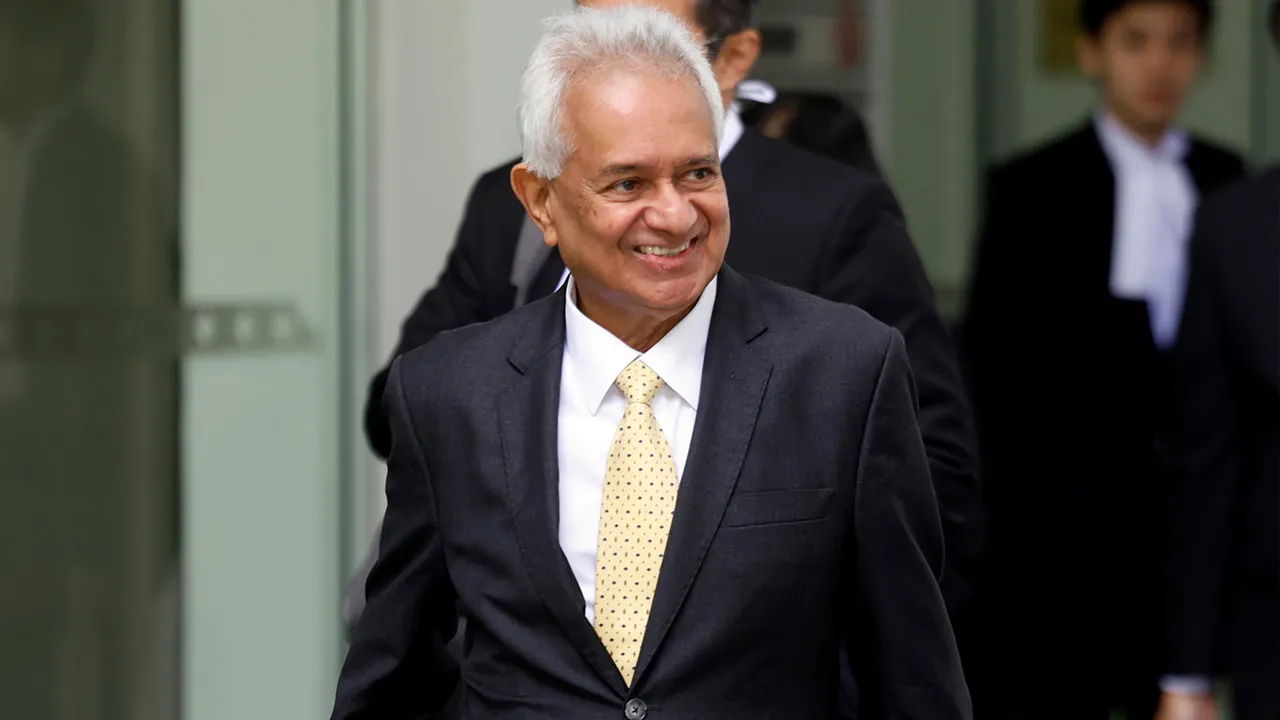 SHAH ALAM, 11 Okt -- Bekas Peguam Negara, Tan Sri Tommy Thomas keluar dari Mahkamah Tinggi berhubung kes saman fitnah terhadapnya oleh Bekas Perdana Menteri, Datuk Seri Najib Tun Razak di Kompleks Mahkamah Shah Alam, hari ini.  -- fotoBERNAMA (2024) HAK CIPTA TERPELIHARA