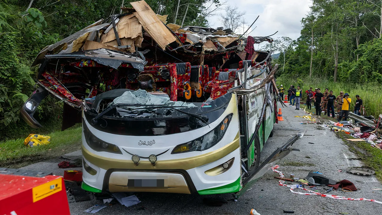 GERIK, 9 Jun -- Keadaan bas yang terbabit dalam kemalangan ngeri yang meragut 15 nyawa penuntut Universiti Pendidikan Sultan Idris (UPSI) di KM53 Jalan Raya Timur-Barat (JRTB) dekat Gerik hari ini.  -- fotoBERNAMA (2025) HAK CIPTA TERPELIHARA