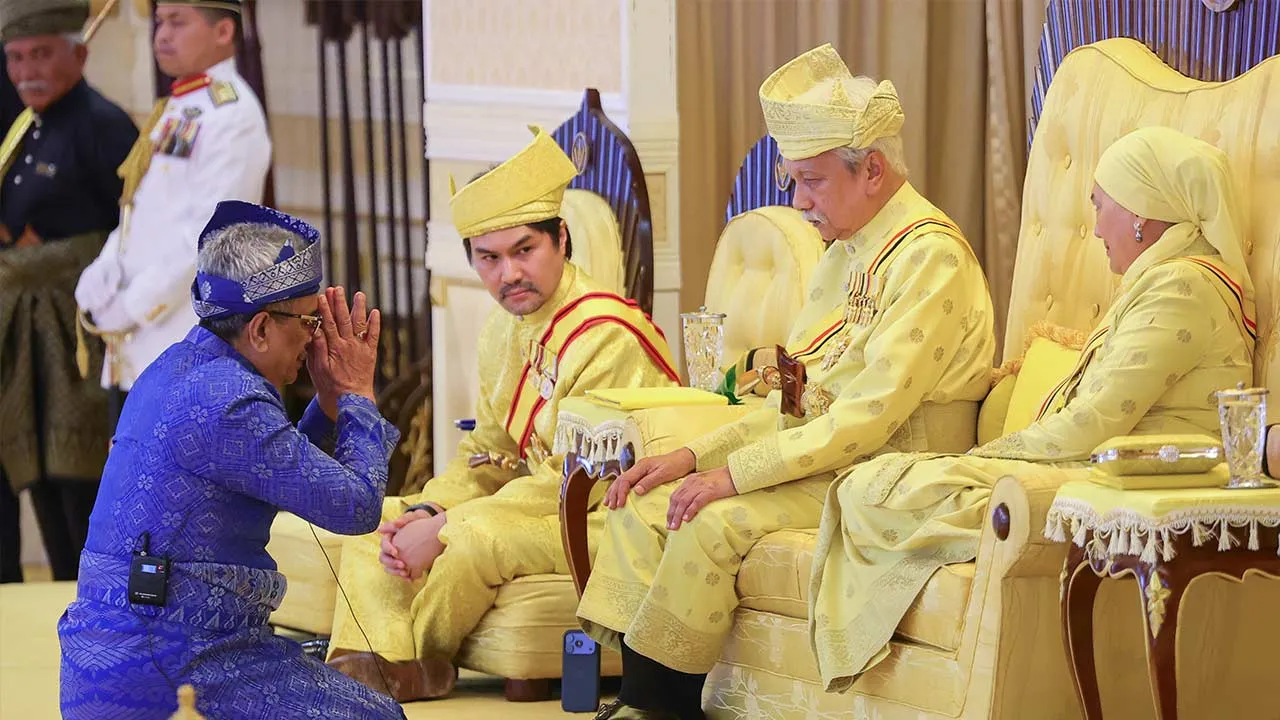 KUALA PILAH, 27 Jun -- Yang Dipertuan Besar Negeri Sembilan Tuanku Muhriz Tuanku Munawir berkenan menerima menghadap Undang Luak Rembau ke-22 Datuk Sedia Raja Hassan Ab Hamid pada Istiadat Menzahirkan Kejadian Undang Luak Rembau ke-22 di Istana Besar Seri Menanti hari ini.  Turut berangkat, Tunku Ampuan Besar Negeri Sembilan Tuanku Aishah Rohani Tengku Besar Mahmud dan Tunku Besar Seri Menanti Tunku Ali Redhauddin Tuanku Muhriz.  --fotoBERNAMA (2026) HAK CIPTA TERPELIHARA