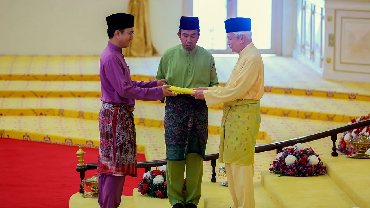 KUALA PILAH, 11 Jun -- Yang Dipertuan Besar Negeri Sembilan Tuanku Muhriz Tuanku Munawir berkenan mengurniakan watikah dan pelantikan Gelaran Pusaka Tunku Panglima Besar kepada anakanda Tunku Zain Al-'Abidin pada Istiadat Pengurniaan dan Perisytiharan Gelaran Pusaka Tunku Panglima Besar di Balairong Seri, Istana Besar Seri Menanti hari ini.  --fotoBERNAMA (2026) HAK CIPTA TERPELIHARA