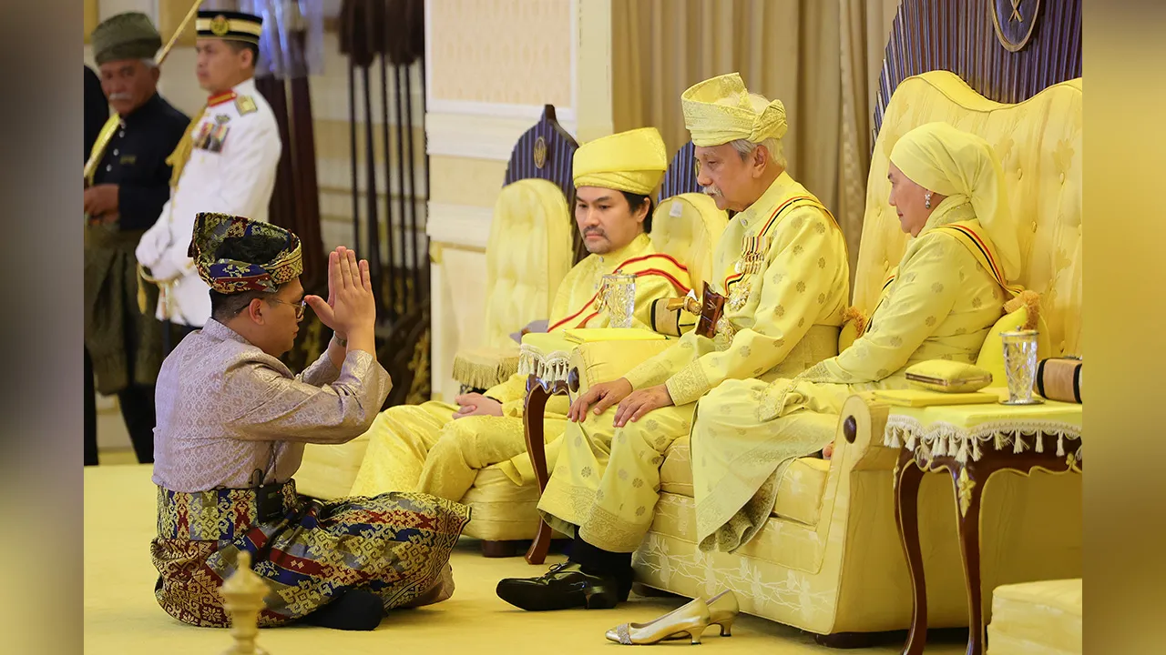 KUALA PILAH, 27 Jun -- Yang Dipertuan Besar Negeri Sembilan Tuanku Muhriz Tuanku Munawir berkenan menerima menghadap Undang Luak Sungei Ujong ke-11 Datuk Klana Petra Muhammad Faris Johari pada Istiadat Menzahirkan Kejadian Undang Luak Sungei Ujong di Istana Besar Seri Menanti hari ini.  Turut berangkat Tunku Ampuan Besar Negeri Sembilan Tuanku Aishah Rohani Tengku Besar Mahmud dan Tunku Besar Seri Menanti Tunku Ali Redhauddin Tuanku Muhriz.  --fotoBERNAMA (2026) HAK CIPTA TERPELIHARA