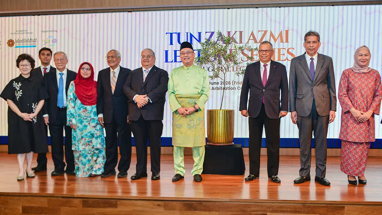 KUALA LUMPUR, June 19 -- Chief Justice Tun Wan Ahmad Farid Wan Salleh (seventh, left) poses for a photograph at the Tun Zaki Azmi Lecture: Leading with Courage at the Asian International Arbitration Centre today.