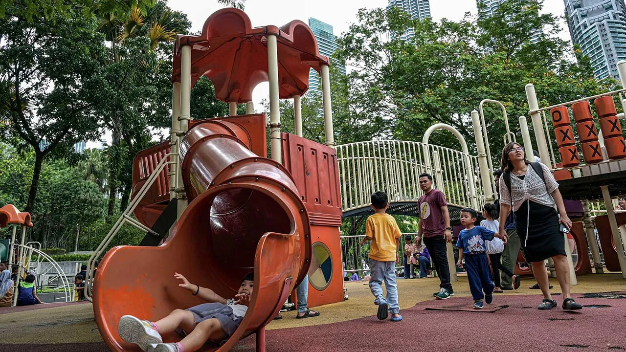 KUALA LUMPUR, 15 Sept -- Orang ramai bersama ahli keluarga meluangkan masa pada waktu petang beriadah di Taman Permainan Suria KLCC sempena cuti Hari Malaysia dan cuti persekolahan ketika tinjauan fotoBernama di sini hari ini.  --fotoBERNAMA (2025) HAK CIPTA TERPELIHARA
