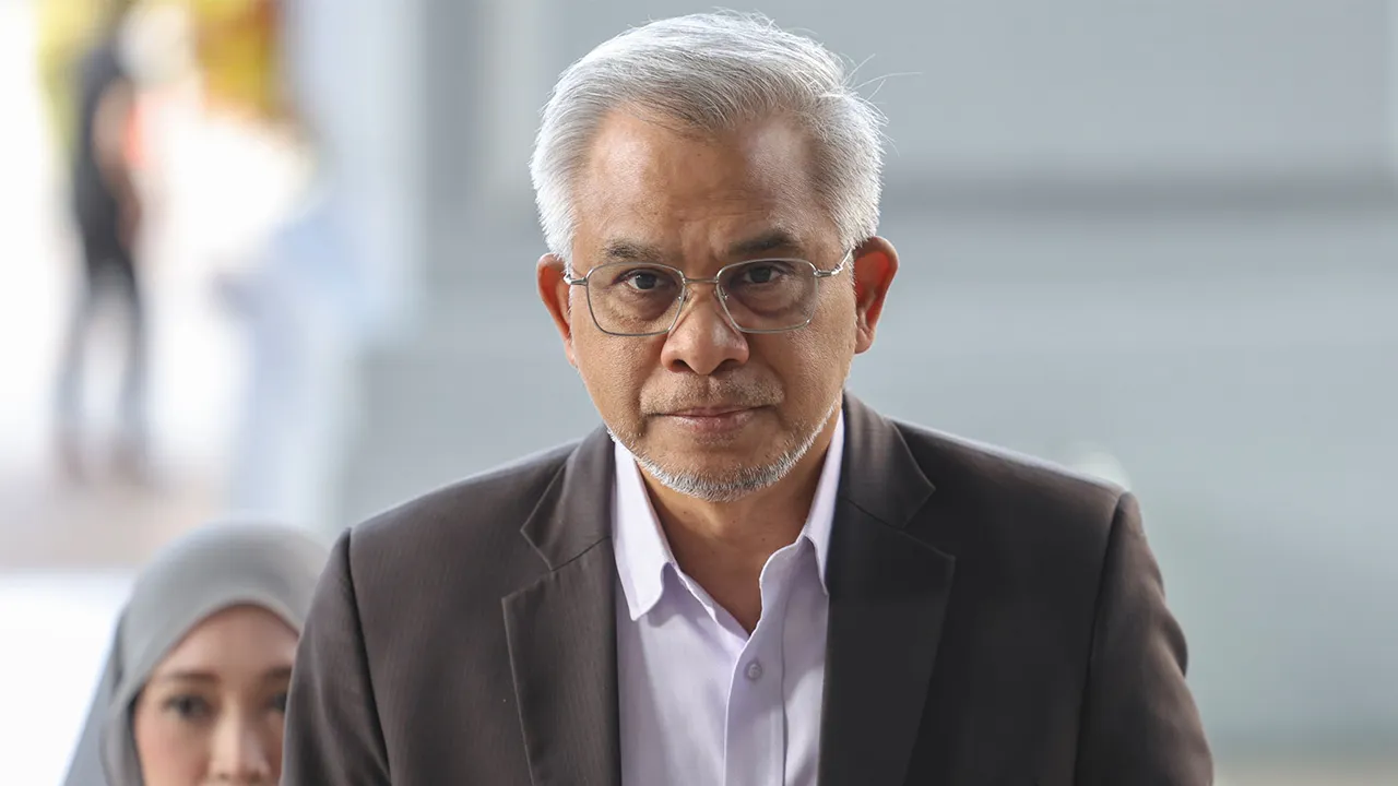 Kuala Lumpur , 19 Jun 2026. Tokoh kewangan Islam, Tan Sri Mohd Daud Bakar hadir ke Mahkamah Sesyen Kuala Lumpur bagi mendengar sebutan tujuh pertuduhan melakukan pecah amanah jenayah (CBT) membabitkan wang berjumlah RM10.55 juta milik beberapa individu dan sebuah koperasi, sejak tiga tahun lepas.Astro AWANI / SHAHIR OMAR