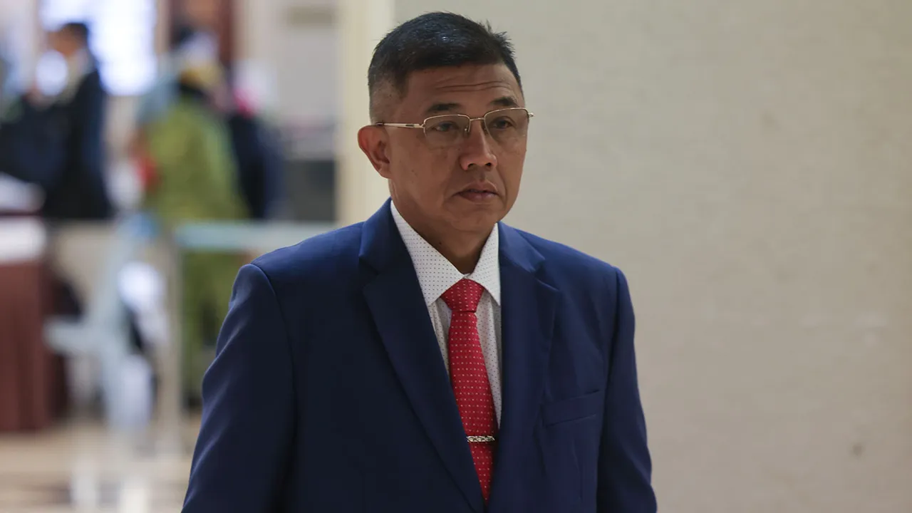 Kuala Lumpur , 19 Jun 2026.Bekas Panglima Angkatan Tentera (PAT) Tan Sri Mohd Nizam Jaffar tiba di perkarangan Mahkamah Kuala Lumpur berikutan empat pertuduhan termasuk menggunakan kedudukan dan pecah amanah wang RM3 juta.Astro AWANI / SHAHIR OMAR