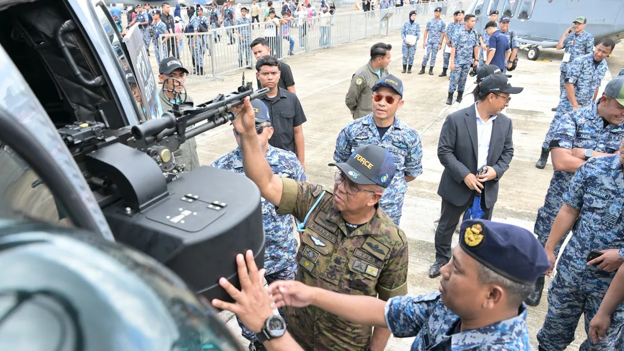 KUANTAN, 20 Jun 2026 – Tentera Udara Diraja Malaysia (TUDM) hari ini menerima penyerahan rasmi Sistem Persenjataan FN MAG 58M 7.62mm bagi helikopter EC 725 AP/H225M sebagai langkah memperkukuhkan keupayaan operasi Combat Search and Rescue (CSAR) dalam melaksanakan misi menyelamat di kawasan berisiko tinggi.