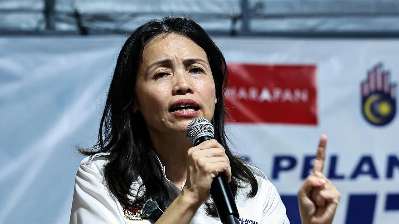 KULAI, 13 Jun -- Pengerusi DAP Johor merangkap Ahli Parlimen Kulai Teo Nie Ching berucap pada Pelancaran Jentera Pilihan Raya Dewan Undangan Negeri (DUN) Bukit Batu di Dataran Flat Cengal, Taman Putri, hari ini.  --fotoBERNAMA (2026) HAK CIPTA TERPELIHARA