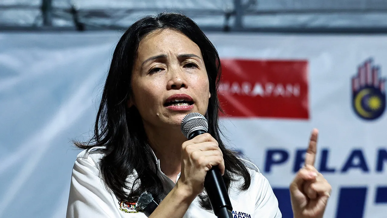 KULAI, 13 Jun -- Pengerusi DAP Johor merangkap Ahli Parlimen Kulai Teo Nie Ching berucap pada Pelancaran Jentera Pilihan Raya Dewan Undangan Negeri (DUN) Bukit Batu di Dataran Flat Cengal, Taman Putri, hari ini.  --fotoBERNAMA