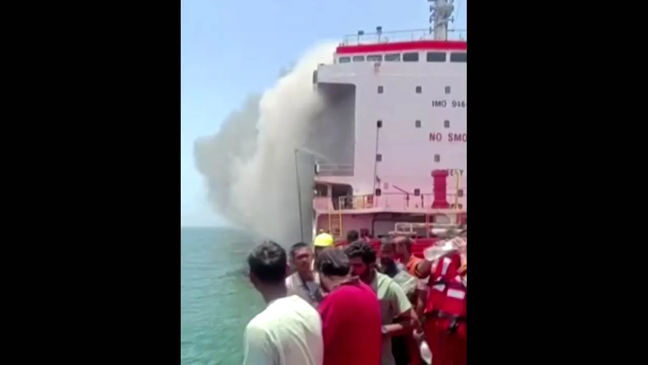 VIDEO SHOWS: SMOKE BILLOWING FROM M/T MARIVEX, A PALAU-FLAGGED VESSEL, AFTER U.S. MILITARY SAID IT FIRED A PRECISION MUNITION TARGETING THE SHIP / SEAFARERS AND CREW MEMBERS STANDING ABOARD VESSEL / CREW MEMBERS BEING AIRLIFTED ONTO HELICOPTER / SCREENGRAB OF POST BY INDIAN COAST GUARD ON X