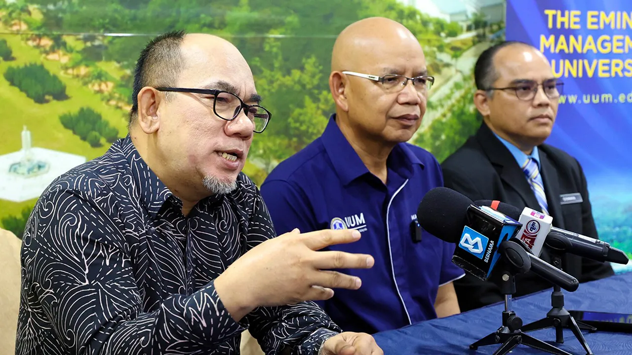 SINTOK, 14 Jun -- Ketua Pegawai Eksekutif Agensi Kelayakan Malaysia (MQA) Prof Datuk Dr Mohammad Shatar Sabran (kiri) pada sidang media selepas Program 'Graduate Employability : Antara Realiti dan Ekspektasi di Pusat Konvensyen UUM, hari ini.  -- fotoBERNAMA (2026) HAK CIPTA TERPELIHARA