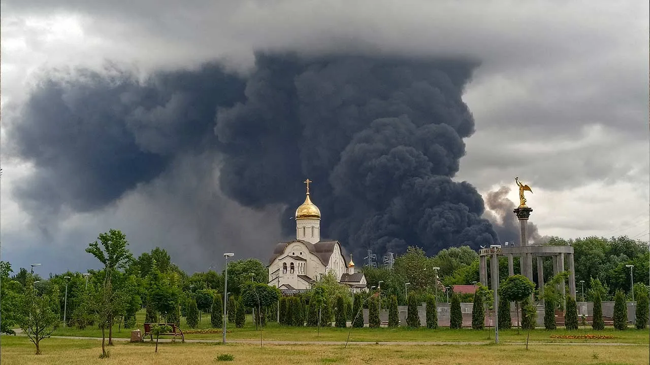 Smoke rises from an oil refinery following a Ukrainian drone attack in the course of Russia-Ukraine conflict, in Moscow, Russia, June 18, 2026, in this picture obtained from social media. SOCIAL MEDIA/via REUTERS THIS IMAGE HAS BEEN SUPPLIED BY A THIRD PARTY.
