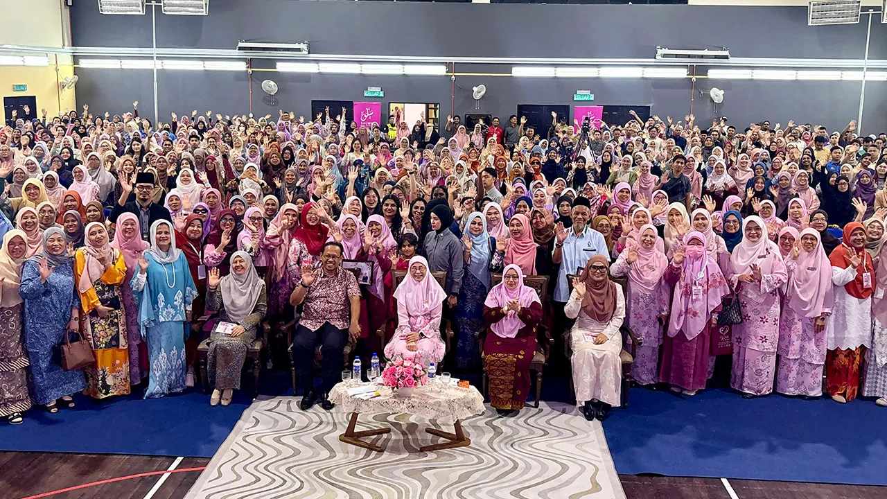 JOHOR BAHRU, 13 Jun --Isteri Perdana Menteri yang juga Pengerusi Pertubuhan Kebajikan Amal Silaturahim Isteri-Isteri Harapan Malaysia (Kasih Malaysia) Datuk Seri Dr Wan Azizah Wan Ismail merasmikan Seminar Inspirasi Keluarga MADANI "Dari Rumah Ke Negara, Mencapai Kehidupan Seimbang dan Sejahtera" di sini hari ini.  --fotoBERNAMA (2026) HAK CIPTA TERPELIHARA