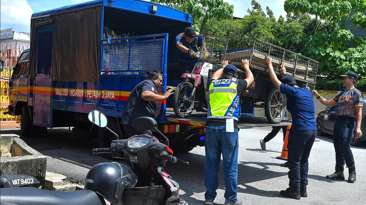 SHAH ALAM, 18 Jun -- Penguatkuasa Jabatan Pengangkutan Jalan (JPJ) Selangor menurunkan motosikal yang disita dari lori ketika sidang media berkaitan operasi Pemandu Warga Asing (PEWA) di JPJ Selangor, Jalan Padang Jawa hari ini.  -- fotoBERNAMA (2026) HAK CIPTA TERPELIHARA