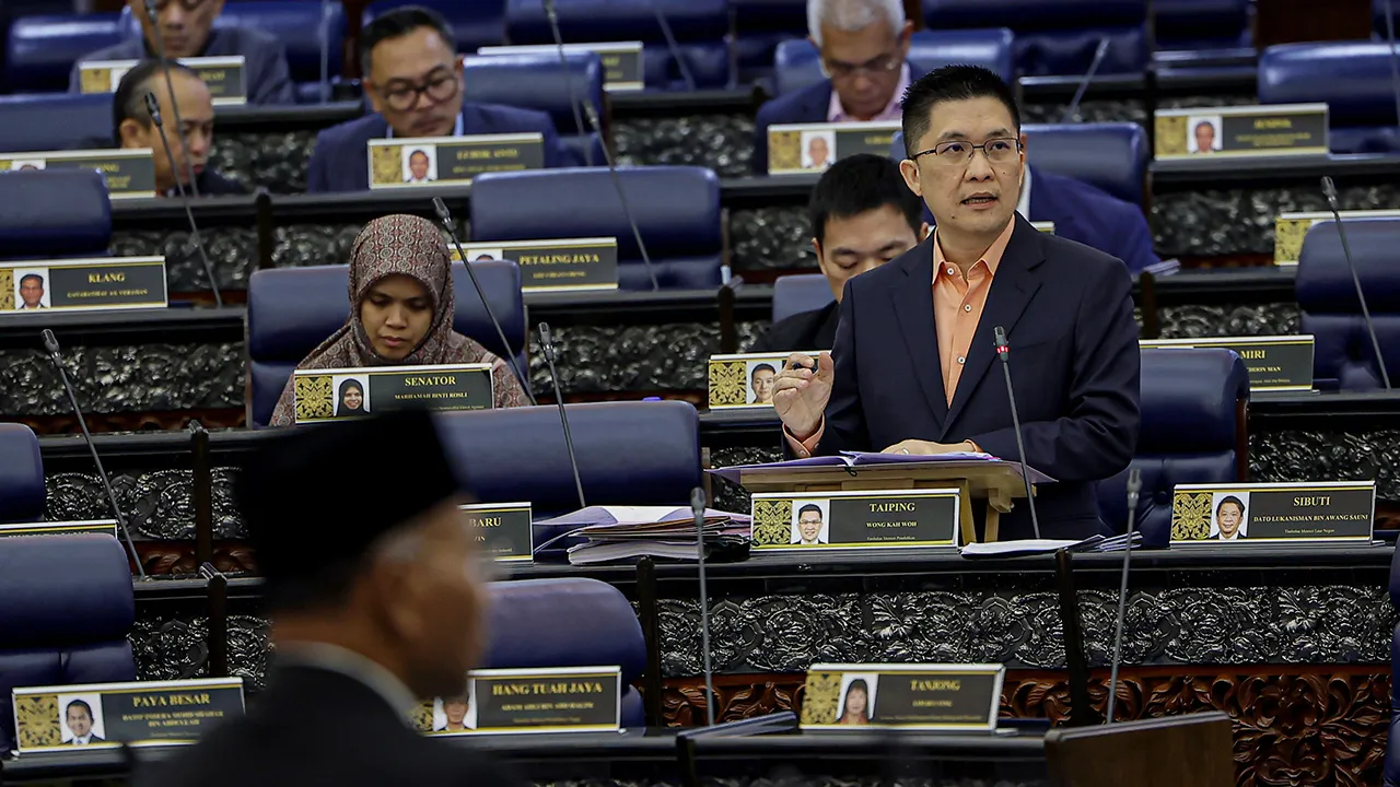 KUALA LUMPUR, 24 Jun -- Timbalan Menteri Pendidikan Wong Kah Woh ketika sesi Pertanyaan-Pertanyaan Bagi Jawab Lisan sempena Mesyuarat Kedua, Penggal Kelima, Parlimen Ke-15 Dewan Rakyat di Bangunan Parlimen hari ini.  -- fotoBERNAMA (2026) HAK CIPTA TERPELIHARA