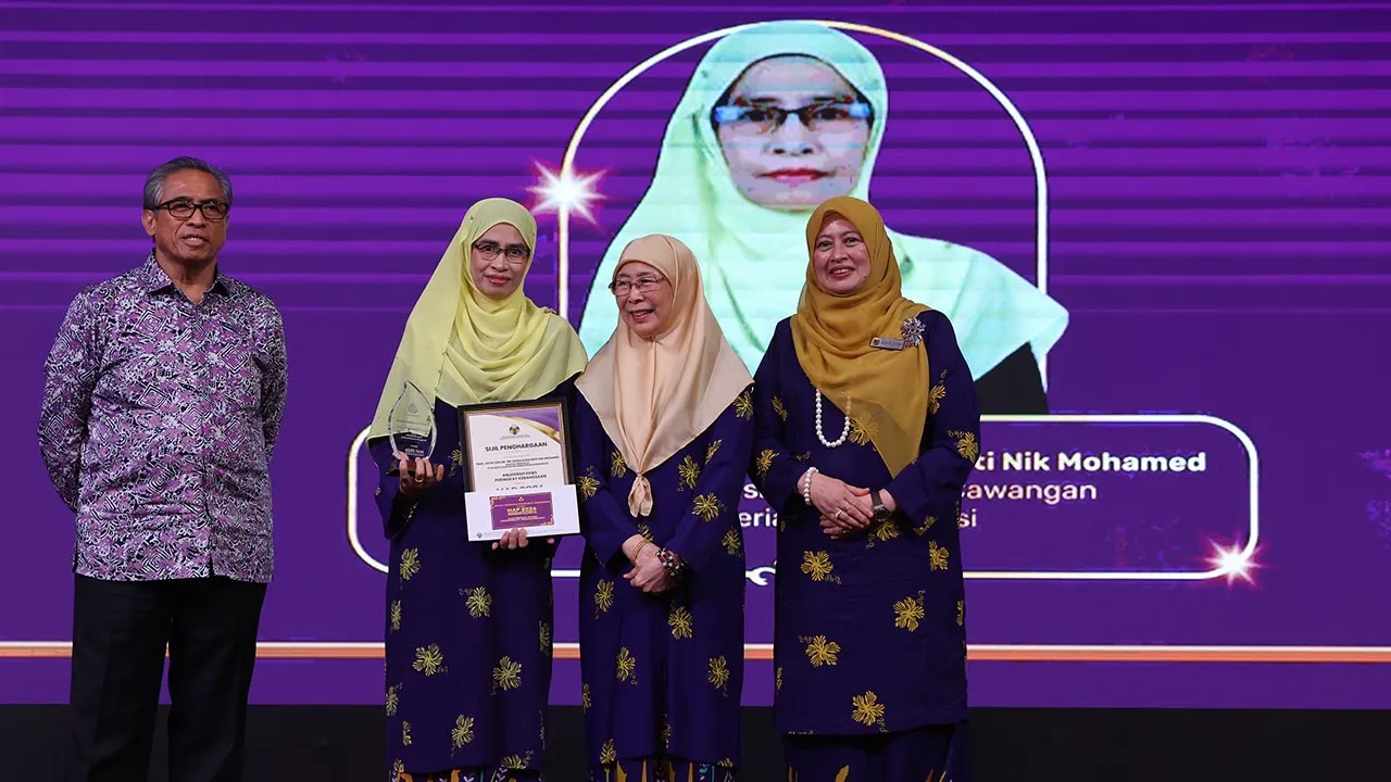 PUTRAJAYA, 25 Jun -- Penaung Persatuan Suri dan Anggota Wanita Perkhidmatan Awam Malaysia (PUSPANITA) Datuk Seri Dr. Wan Azizah Wan Ismail (dua, kanan) menyampaikan Anugerah Khas Peringkat Kebangsaan kepada Mantan Pengerusi PUSPANITA Cawangan Kementerian Komunikasi Datin Seri Dr Nik Nik Norulhuda Nik Mohamed (dua, kiri) pada Majlis Persamian Penutup Mesyuarat Agung Perwakilan (MAP) PUSPANITA Kali ke-44 di Dewan De' Seri Endon PUSPANITAPURI hari ini.  Turut kelihatan Ketua Setiausaha Negara merangkap Penasih