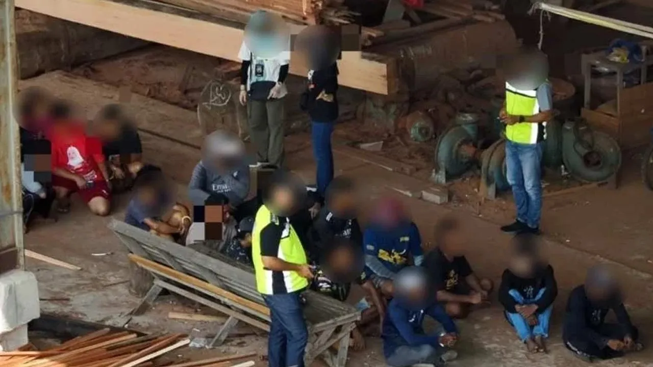 Antara warga asing yang ditahan dalam serbuan JIM di Selangor pada Isnin. -- SINAR HARIAN