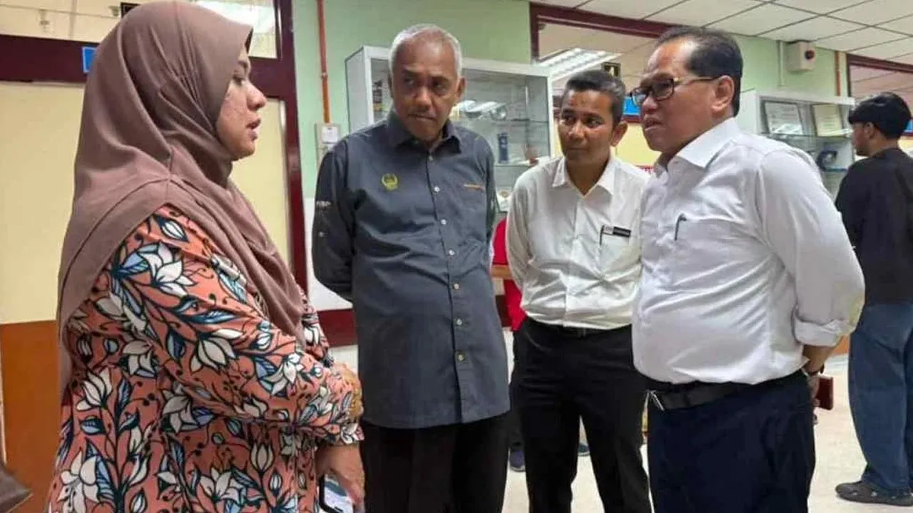 Khairudin (dua dari kiri) dan Azam (kanan) bertemu waris mangsa di HRPB pada Isnin. -- SINAR HARIAN