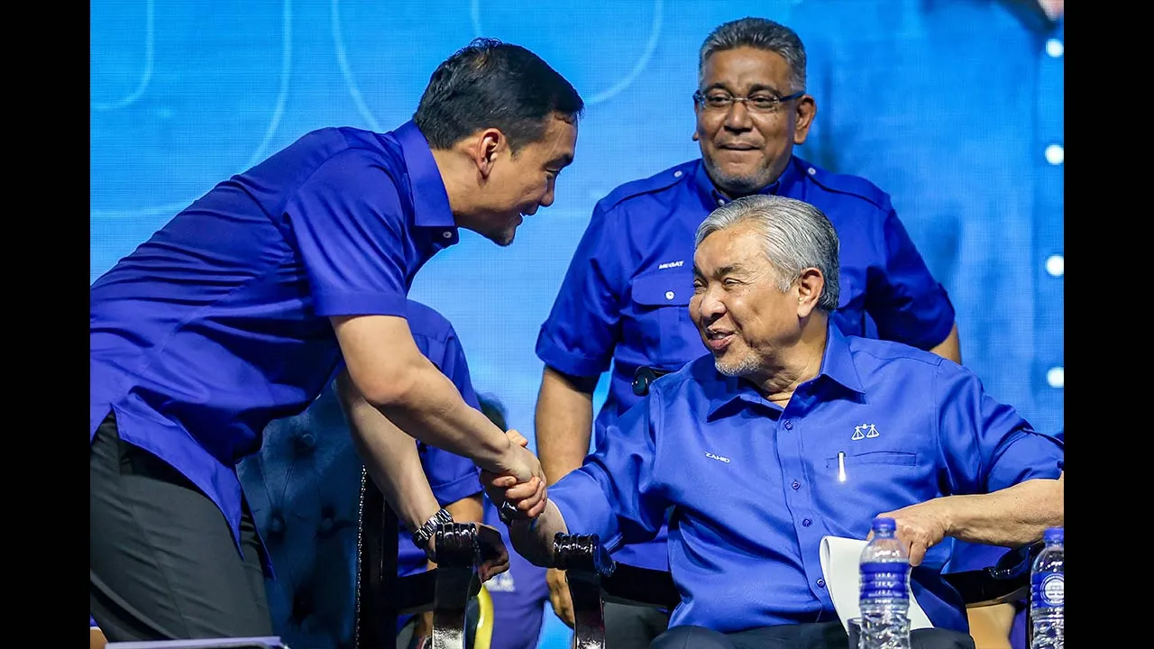 ISKANDAR PUTERI, 7 Jun -- Pengerusi Barisan Nasional (BN) Datuk Seri Dr Ahmad Zahid Hamidi (kanan) bersalaman dengan Pengerusi Barisan Nasional Negeri Johor Datuk Onn Hafiz Ghazi pada Pelancaran Jentera Barisan Nasional sempena Pilihan Raya Negeri Johor Ke-16 di Stadium Tertutup Kompleks Educity, Iskandar Puteri, hari ini.