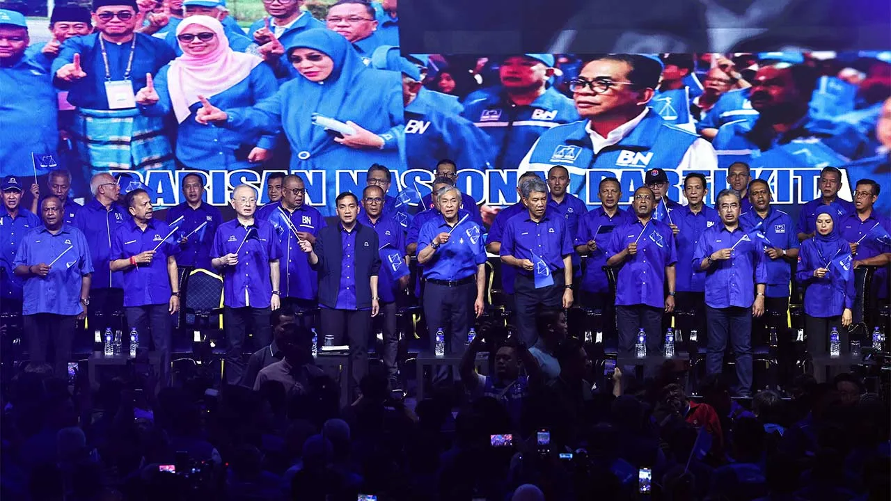 JOHOR BAHRU, 7 Jun -- Presiden Barisan Nasional (BN) Datuk Seri Dr Ahmad Zahid Hamidi (depan tengah) bersama Majlis Tertinggi BN menyanyikan lagu parti pada Majlis Pelancaran Jentera BN Johor bagi Pilihan Raya Negeri (PRN) Johor ke-16, di Stadium Tertutup Kompleks Educity hari ini.  Turut hadir Timbalan Pengerusi BN, Datuk Seri Mohamad Hasan (depan empat, kanan) dan Pengerusi Jawatankuasa Penyelaras BN Negeri Johor, Datuk Onn Hafiz Ghazi (depan empat, kiri).  --fotoBERNAMA (2026) HAK CIPTA TERPELIHARA
