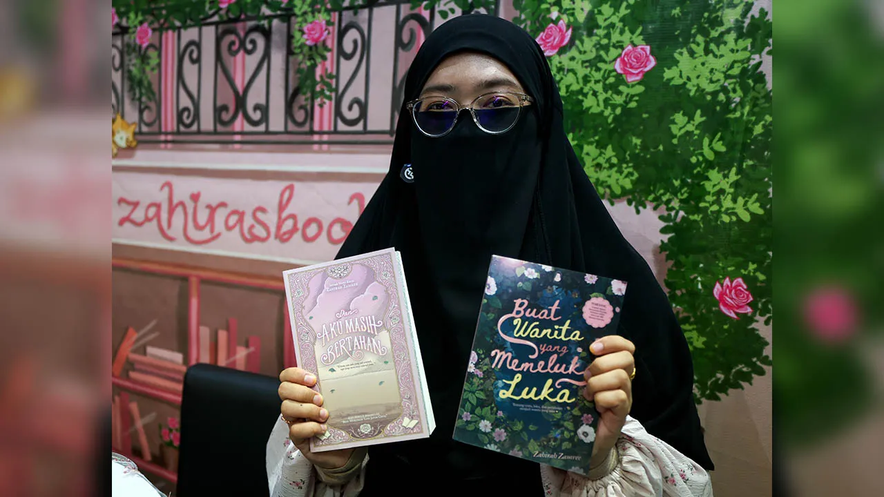 KUALA LUMPUR, 31 Mei -- Penerbit Zahiras Books, Nur Zahirah Zamree menunjukkan buku- buku yang ditulis dan diterbit ketika ditemui di reruainya sempena Pesta Buku Antarabangsa Kuala Lumpur (PBAKL) ke-43 di Pusat Dagangan Dunia (WTC) hari ini._BERNAMA