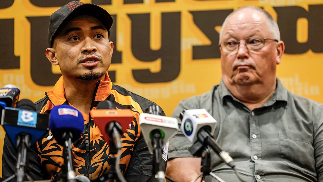 KUALA LUMPUR, 20 Sept -- Atlet basikal trek negara Datuk Mohd Azizulhasni Awang (kiri) ketika sidang media mengenai status kecederaan yang dialaminya di Majlis Sukan Negara Bukit Jalil hari ini._BERNAMA