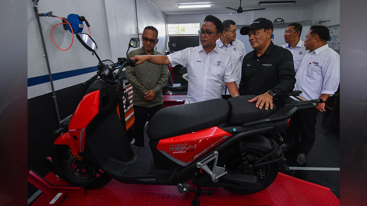 KOTA BHARU, 28 Jun -- Ketua Pengarah Majlis Amanah Rakyat (MARA) Datuk Zulfikri Osman (dua, kiri) bersama Ketua Pegawai Eksekutif MODENAS, Roslan Roskan (tiga, kanan) melihat skuter elektrik MODENAS MEV-1 Pro bagi pembelajran para pelajar pada Majlis Peluncuran MODENAS Service Plus @ Giat Mara Prima Melor hari ini. --fotoBERNAMA (2026) HAK CIPTA TERPELIHARA