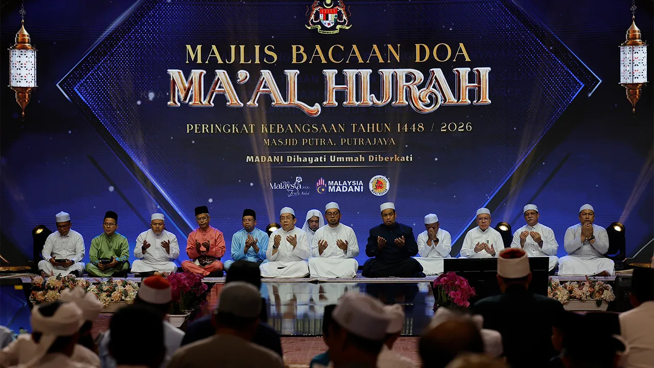 PUTRAJAYA, 16 Jun -- Menteri di Jabatan Perdana Menteri (Hal Ehwal Agama) Dr Zulkifli Hasan (dua, kanan) menghadiri Majlis Bacaan Doa Maal Hijrah di Masjid Putra, malam ini._BERNAMA