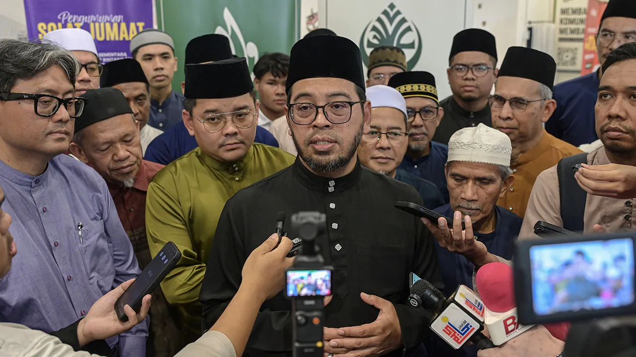 KUALA LUMPUR, 19 Jun -- Menteri di Jabatan Perdana Menteri (Hal Ehwal Agama) Dr Zulkifli Hasan ditemu bual pemberita selepas menunaikan solat Jumaat di Outreach Oasis Bukit Bintang hari ini.
