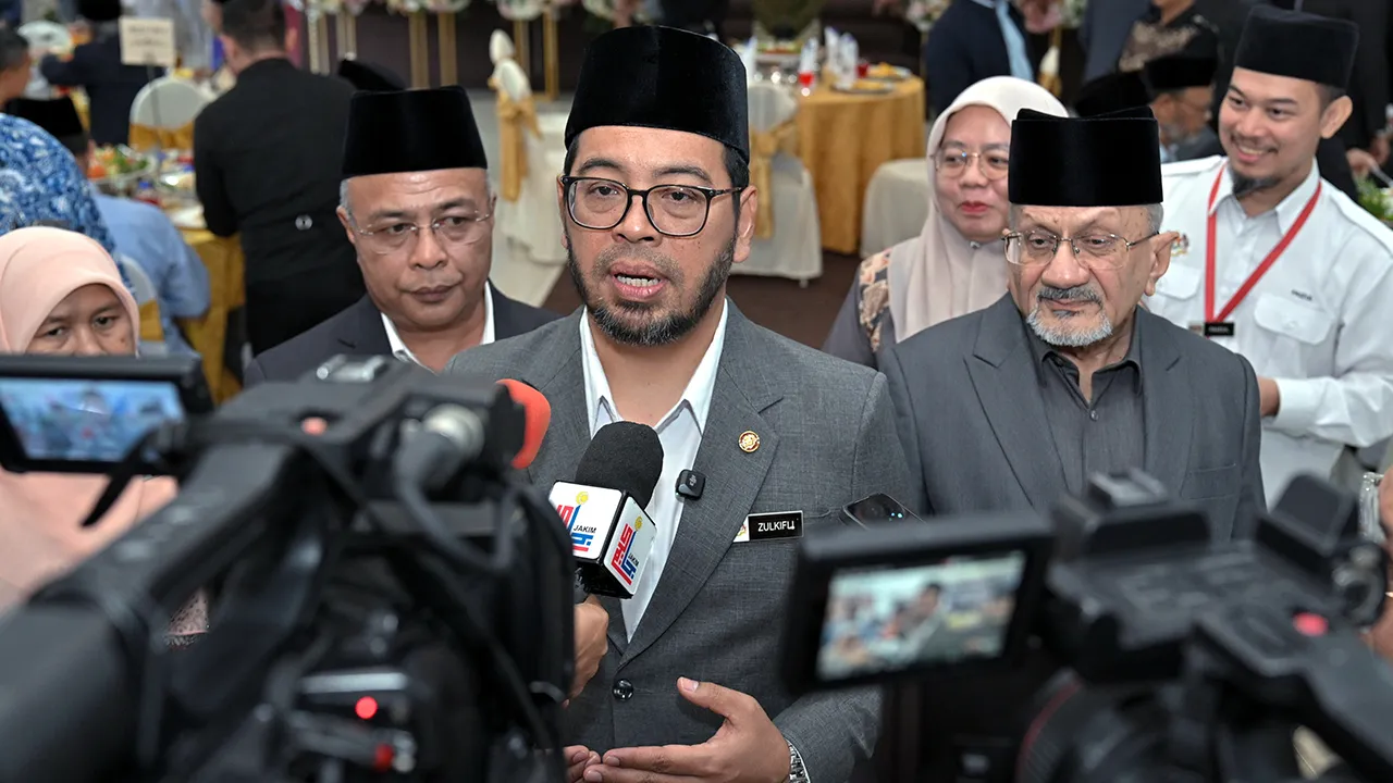 KUALA LUMPUR, 23 Jun -- Menteri di Jabatan Perdana Menteri (Hal Ehwal Agama), Dr Zulkifli Hasan ketika ditemui media selepas Majlis Penyampaian Amanat dan Watikah Pelantikan Anggota Jawatankuasa Kariah Masjid dan Surau Jumaat Wilayah-Wilayah Persekutuan di Masjid Al-Khadijah, Pantai Dalam hari ini._BERNAMA