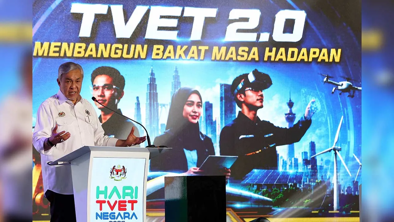 PUTRAJAYA, 6 Jun -- Timbalan Perdana Menteri dan Menteri Kemajuan Desa dan Wilayah (KKDW) merangkap Pengerusi Majlis TVET Negara Datuk Seri Dr Ahmad Zahid Hamidi ketika berucap pada Majlis Pelancaran Sambutan Hari TVET Negara 2026 di Dataran Putrajaya hari ini.   --fotoBERNAMA (2026) HAK CIPTA TERPELIHARA