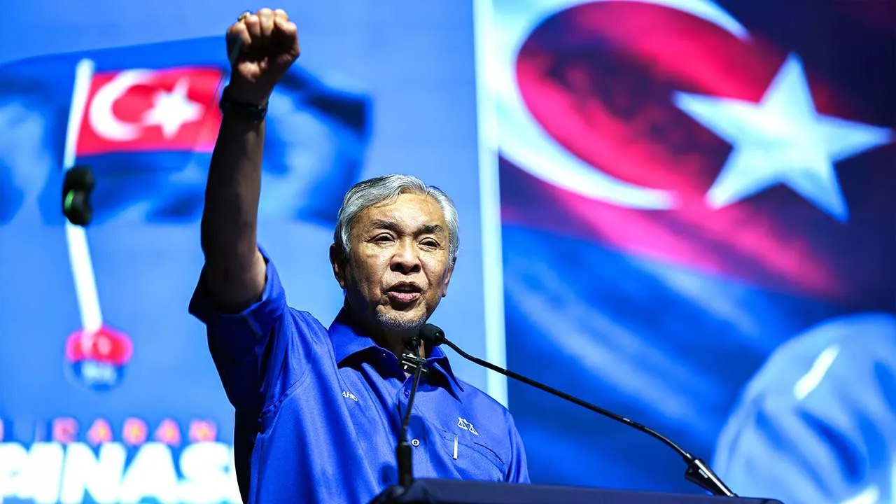 JOHOR BAHRU, 7 Jun -- Presiden Barisan Nasional Datuk Seri Dr Ahmad Zahid Hamidi berucap pada Pelancaran Jentera Barisan Nasional (BN) Johor, bagi Pilihan Raya Negeri (PRN) Johor ke 16, di Stadium Tertutup Kompleks Educity hari ini.  --fotoBERNAMA (2026) HAK CIPTA TERPELIHARA