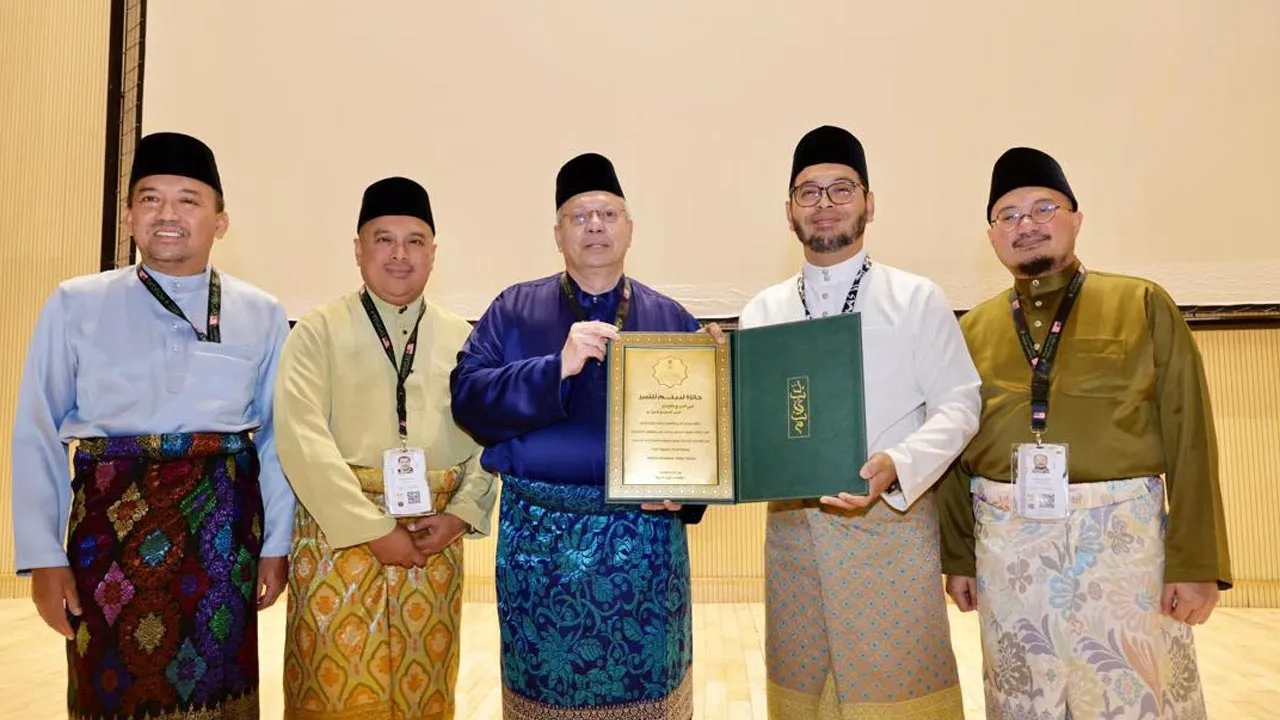 Menteri di Jabatan Perdana Menteri, Dr Zulkifli Hasan menunjukkan Anugerah Labaytum Diamond yang dimenangi Lembaga Tabung Haji buat kali kedua berturut-turut pada musim haji 1447H/2026M. - Foto TH