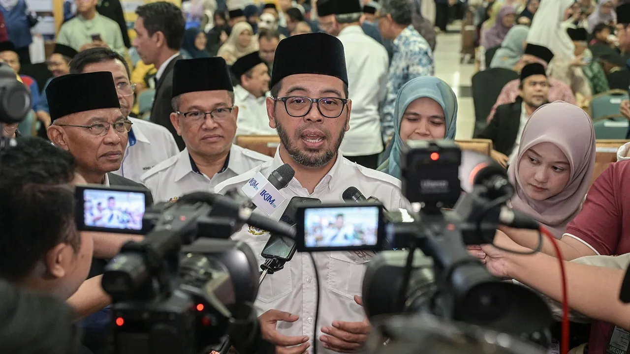 KUALA LUMPUR, 3 Jun -- Menteri di Jabatan Perdana Menteri (Hal Ehwal Agama) Dr Zulkifli Hasan ketika ditemubual pemberit selepas Majlis Perasmian Pavilion Baitul Hikmah Madani dan Peluncuran Buku Baharu Agensi-agensi di bawah JPM bersempena dengan Pesta Buku Antarabangsa Kuala Lumpur di Pusat Dagangan Dunia (WTC) Kuala Lumpur hari ini.  -- fotoBERNAMA (2026) HAK CIPTA TERPELIHARA