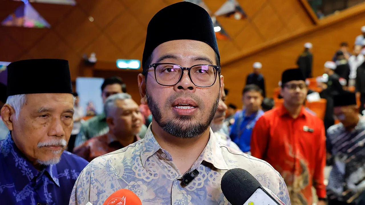 PUTRAJAYA, 18 Jun -- Menteri di Jabatan Perdana Menteri (Hal Ehwal Agama) Dr. Zulkifli Hasan bercakap kepada media pada Majlis Syarahan Perdana Tokoh Maal Hijrah Kebangsaan dan Antarabangsa tahun 1448/2026 hari ini.  --fotoBERNAMA (2026) HAK CIPTA TERPELIHARA