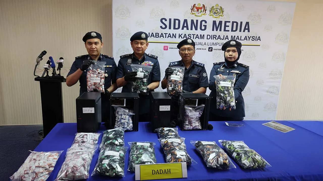 SEPANG, 26 Jun -- Pengarah Kastam Lapangan Terbang Antarabangsa Kuala Lumpur (KLIA) Zulkifli Muhammad (dua, kiri) menunjukkan cecair yang mengandungi dadah pada sidang media di Kompleks Kastam Kargo, Lapangan Terbang Antarabangsa Kuala Lumpur, hari ini.  --fotoBERNAMA (2026) HAK CIPTA TERPELIHARA