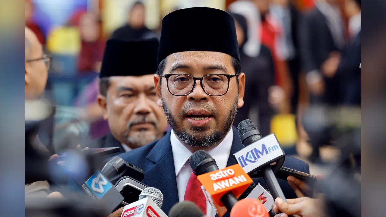 PUTRAJAYA, 27 Jun -- Menteri di Jabatan Perdana Menteri (Hal Ehwal Agama) Dr. Zulkifli Hasan ketika bertemu pengamal media selepas menghadiri Perasmian Konvensyen Kebangsaan Profesion Peguam Syarie 2026 hari ini.  --fotoBERNAMA