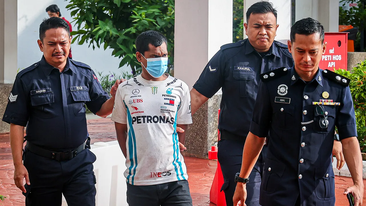 KLANG, 9 Jun -- Warga tempatan Railey Nasal, 35, (dua, kiri) dijatuhi hukuman penjara tiga bulan oleh Mahkamah Majistret Klang hari ini selepas mengaku bersalah atas pertuduhan mencuri kabel Keretapi Tanah Melayu Berhad (KTMB) pada Sabtu lepas._BERNAMA