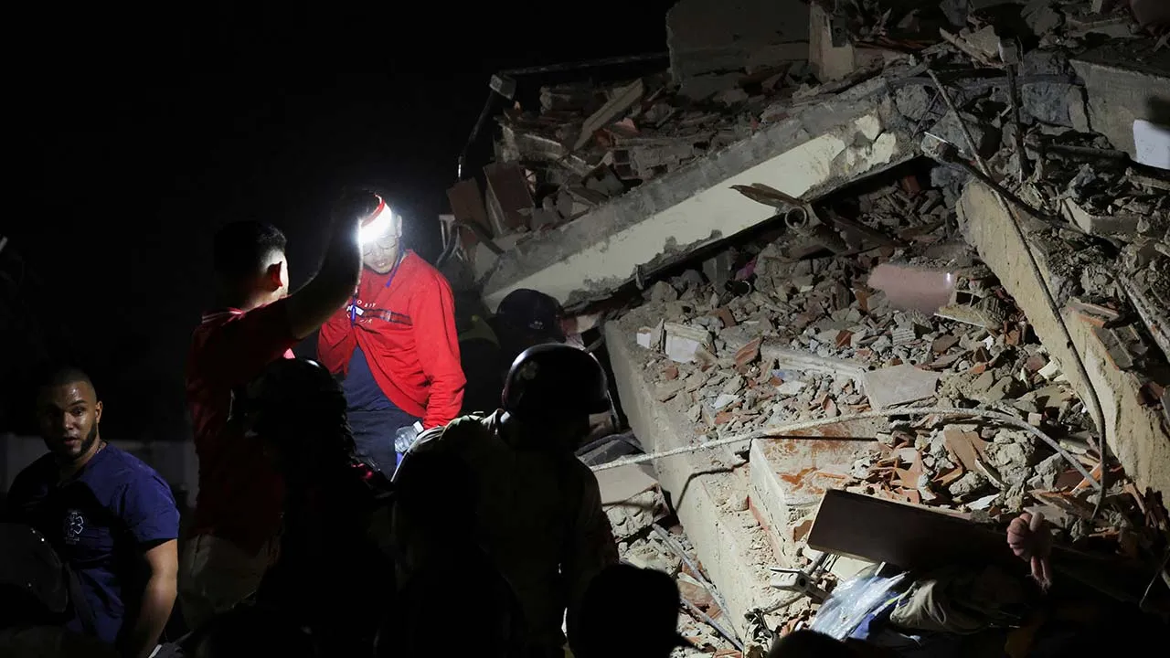 People inspect the site of a collapsed building after an earthquake in Caracas, Venezuela, June 24, 2026. REUTERS/Leonardo Fernandez Viloria