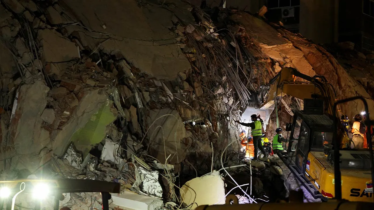 People search for casualties under the rubble of a collapsed building in the aftermath of earthquakes in Caracas, Venezuela, June 25, 2026. REUTERS/Leonardo Fernandez Viloria