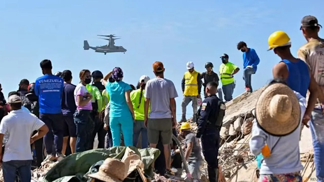 People gather as rescue personnel assist in rescue efforts after earthquakes hit the country, in La Guaira, Venezuela, Jun 27, 2026. (Photo: REUTERS/Maxwell Briceno)