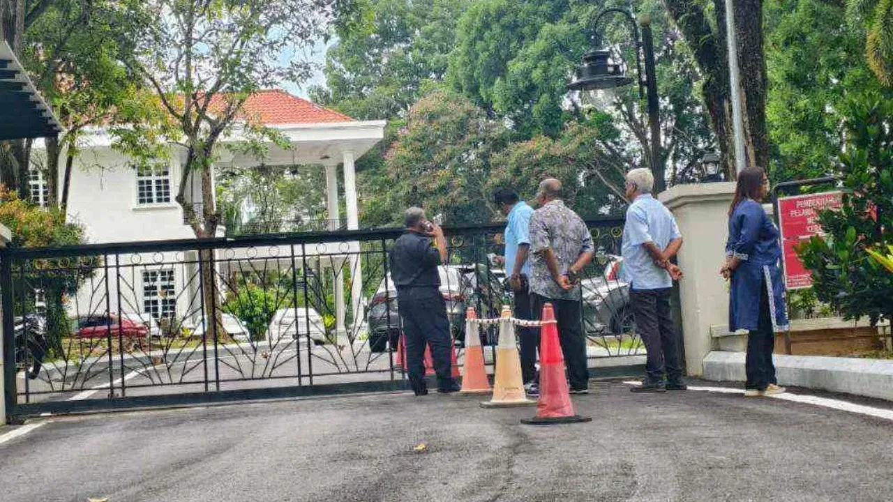 Terdapat ahli parti yang dilihat mula berkumpul di luar kediaman rasmi Menteri Besar Negeri Sembilan._Sinar Harian